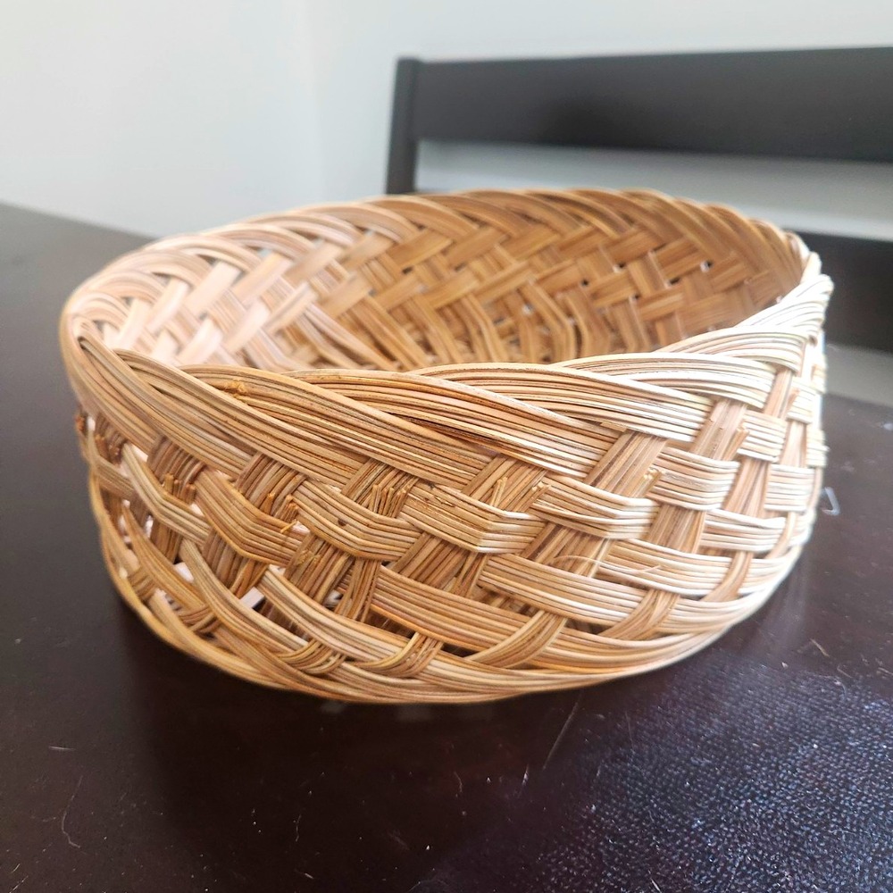 Round Wicker Woven Basket Bowl Beige Freestanding Non-Lidded Medium Indoor